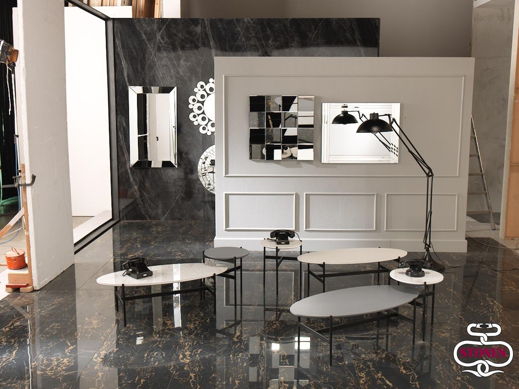 Tavolino elegante con top in ceramica bianca e base in metallo nero, 40x40x45