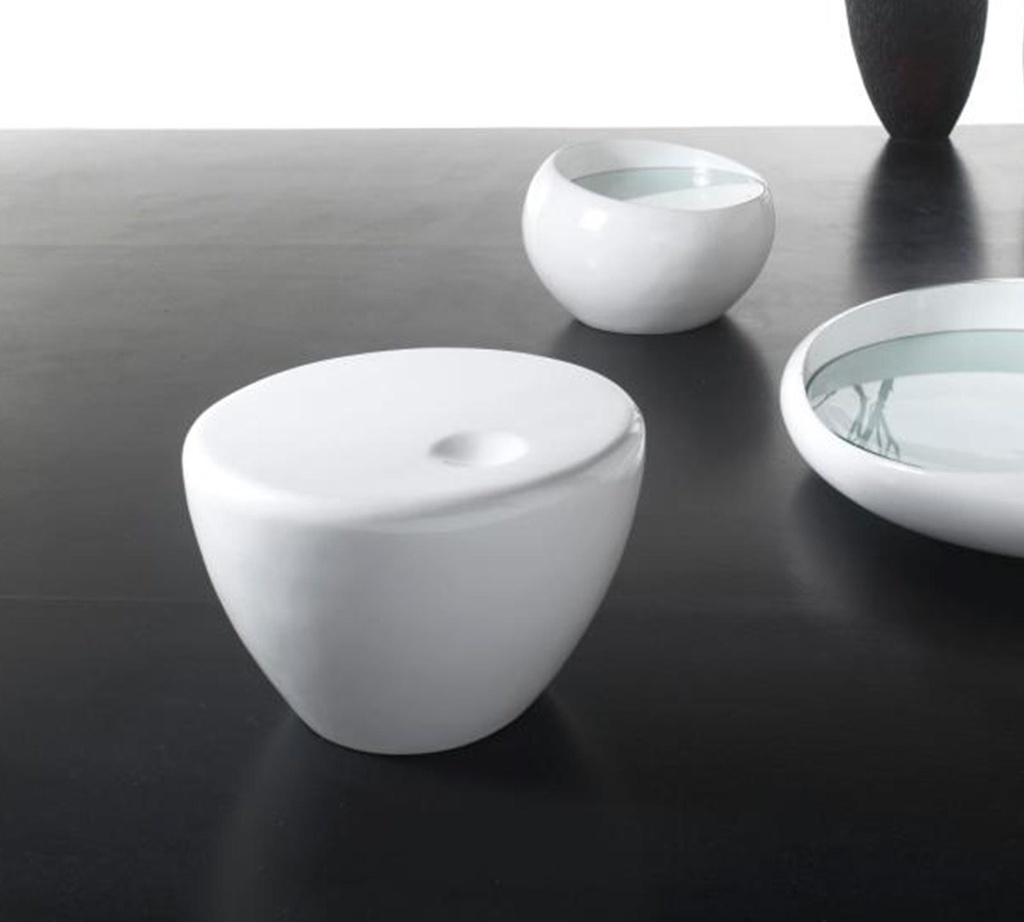 Tavolino elegante in resina bianca, dimensioni 60x60x30