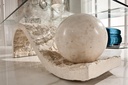 Tavolino trasparente-beige con vetro temperato filo lucido e base in pietra fossile white agata, 70x120x37 cm