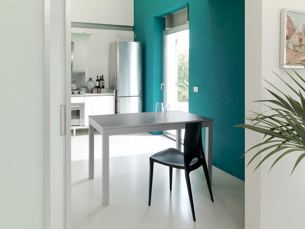 Tavolo allungabile in melaminico grigio chiaro, 130/210x80x76 cm con gambe in faggio massello